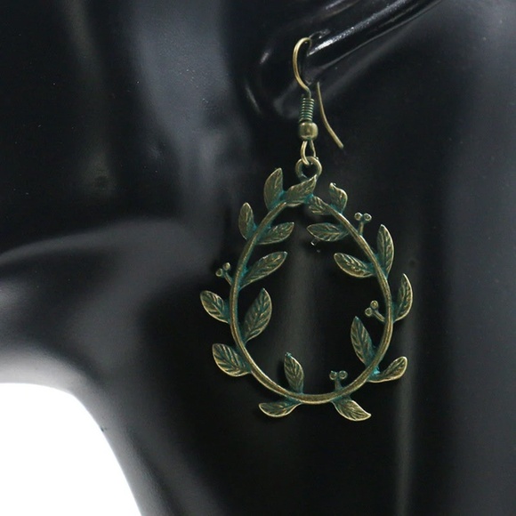 Vintage Green Leaf Trimmed in Gold Earrings,Drop Earrings - Picture 4 of 4